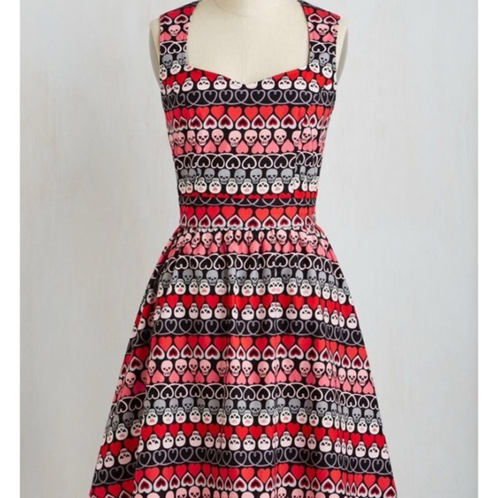 RARE Modcloth Smitten Sketching Dress in Skulls and hearts 💕 size small